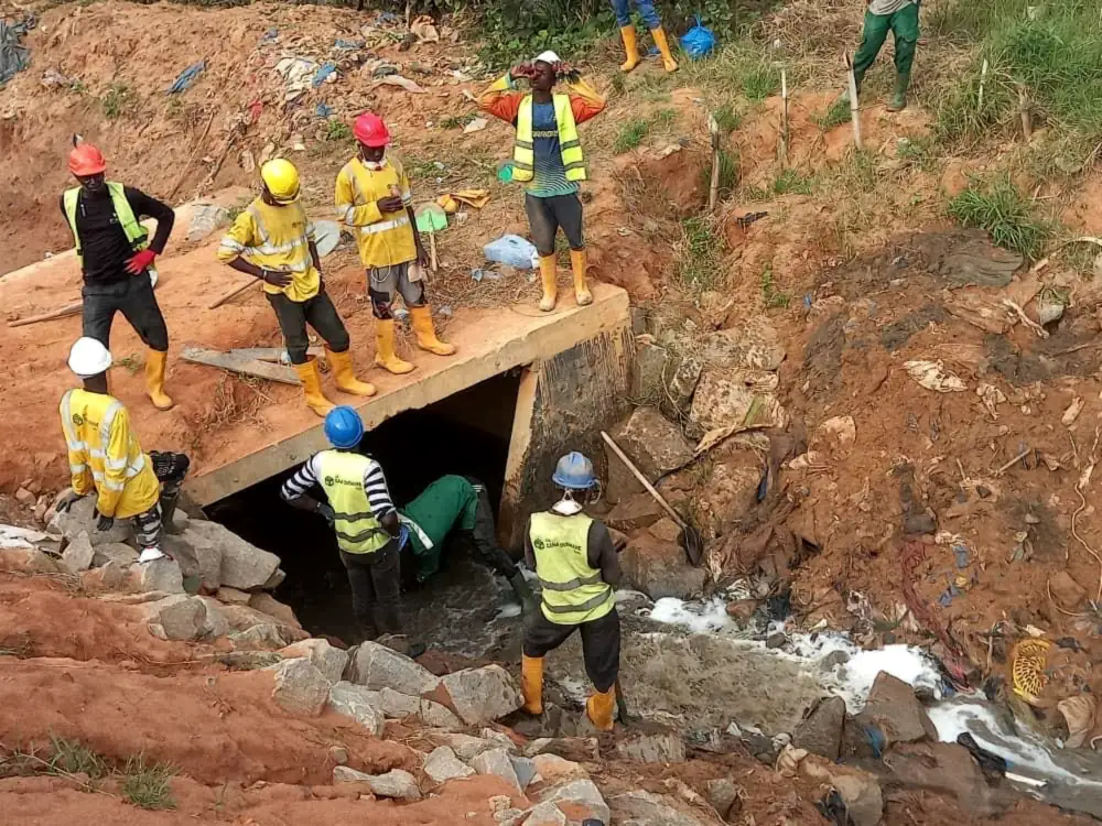 Équipe d’Ets Gana Ousmane sur un ouvrage d’assainissement en cours de construction sur un talus, Abidjan