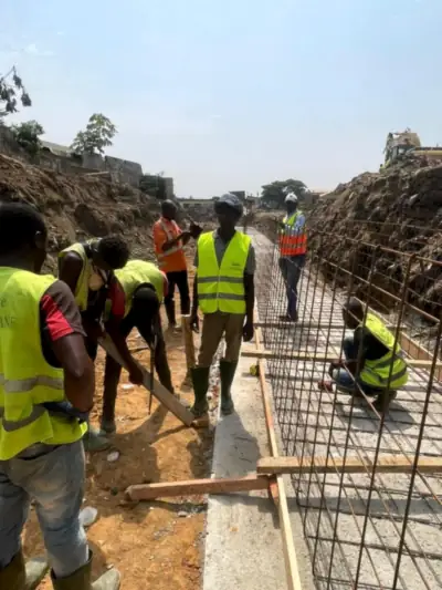 Équipe de ferraillage au travail sur le dalot d’Anyama Gare