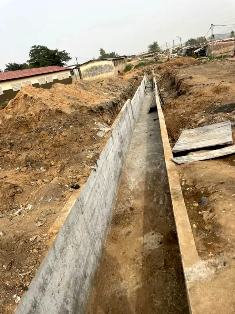 Caniveau secondaire en béton armé achevé au quartier Anyama Gare