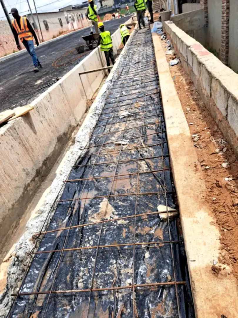 Ouvrage d’assainissement en béton armé en construction dans la commune de Cocody
