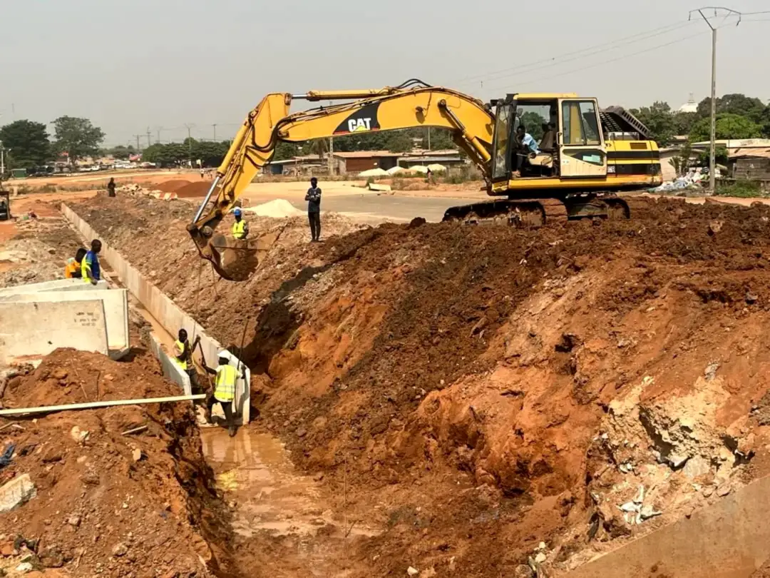 Engins de terrassement d’Ets Gana Ousmane sur le chantier de réhabilitation de la voirie de Yamoussoukro