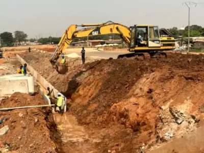 Engins de terrassement en action sur la voirie de Yamoussoukro