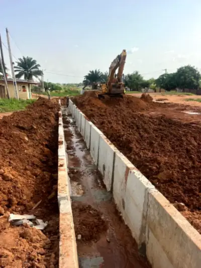 Caniveau en béton armé le long de la voirie de Yamoussoukro