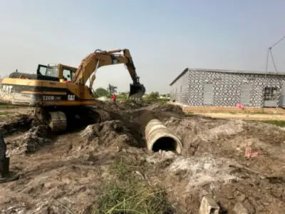 Pose d’une buse en béton lors de travaux de drainage