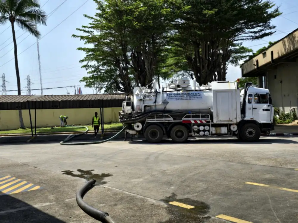 Camion hydrocureur d’Ets Gana Ousmane en intervention sur une voie d’Abidjan