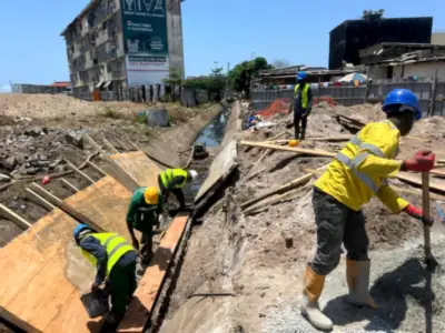 Équipe de coffrage travaillant sur un ouvrage en béton armé