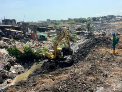 Engin de chantier intervenant sur un site de déchets à assainir
