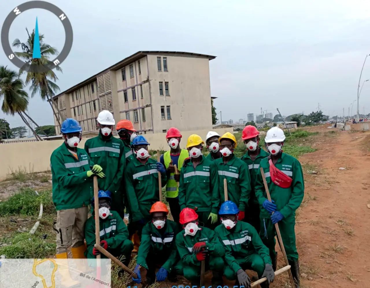 Les équipes d’Ets Gana Ousmane en tenue de chantier réunies sur un site à Port-Bouët