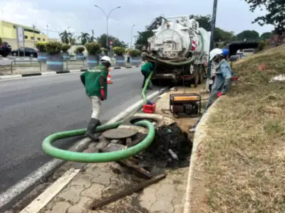 Camion hydrocureur et équipe intervenant sur un réseau en bordure de voie