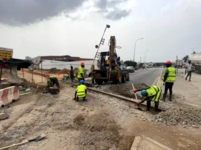 Travaux de voirie en milieu urbain avec engins et équipes signalisées